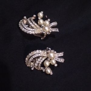 Gorgeous vintage signed JOMAZ clip on earrings
